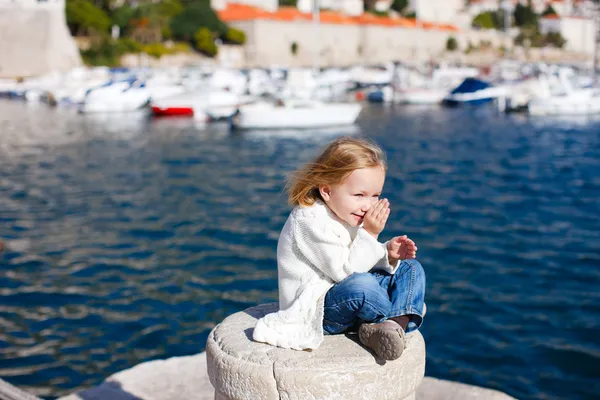 Μικρό κορίτσι απολαμβάνει θέα στη θάλασσα — Φωτογραφία Αρχείου