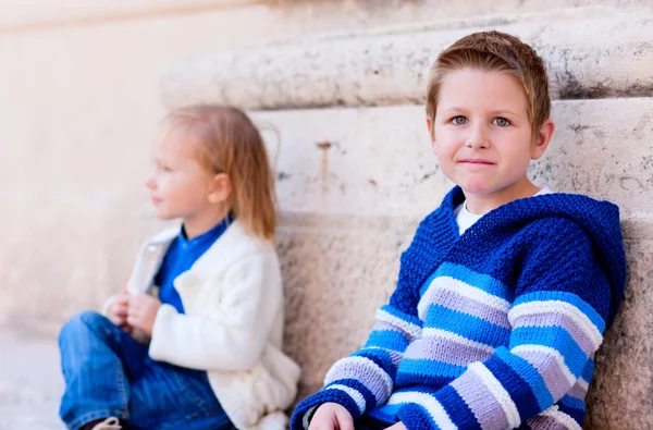 Duas crianças ao ar livre — Fotografia de Stock