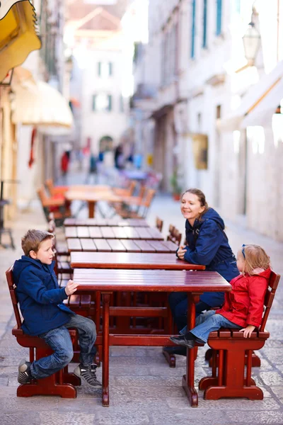 Tourists family relaxing — Stock Photo, Image