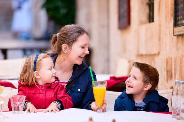 Family at outdoor cafe — Stock Photo, Image