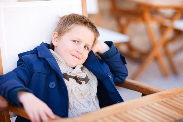 Rapaz bonito no café ao ar livre — Fotografia de Stock