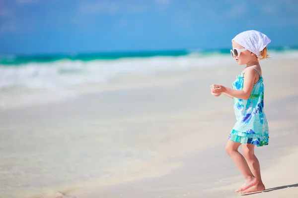 Pequena menina brincalhão na praia — Fotografia de Stock