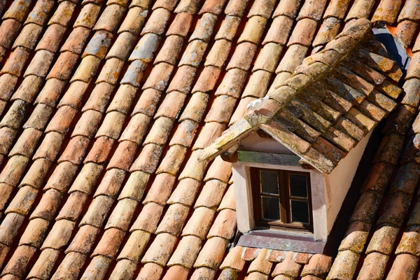 Nahaufnahme von rotem Dach und Ziegeln — Stockfoto