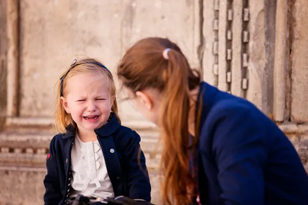 Kleines Mädchen weint — Stockfoto