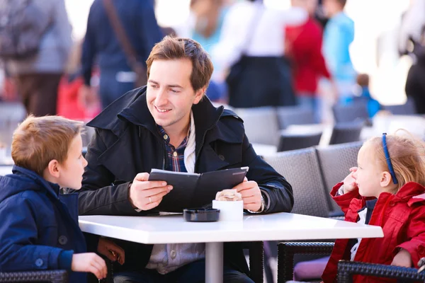 Familia en el café al aire libre — Foto de Stock