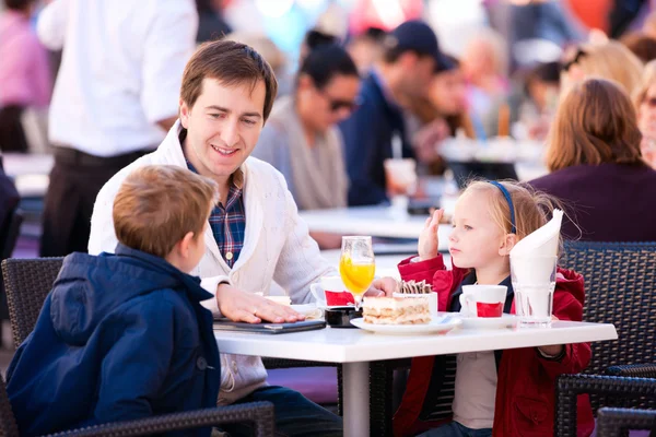 Family at outdoor cafe — Stock Photo, Image