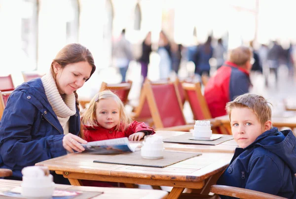 Семья на открытом воздухе кафе — стоковое фото