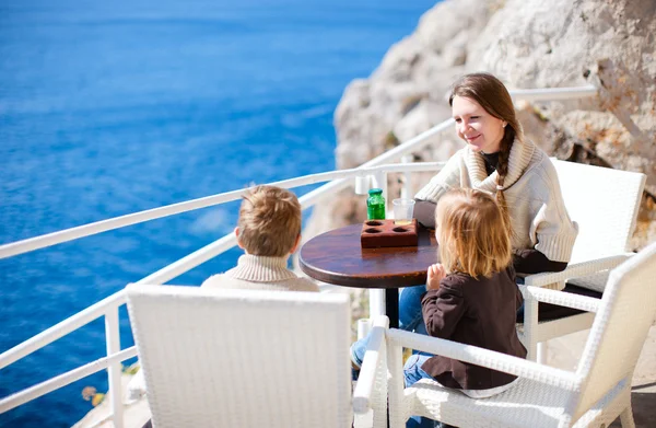 Family at seafront cafe — Stok fotoğraf