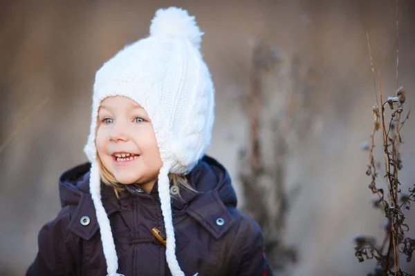 Маленька дівчинка на вулиці в зимовий день — стокове фото