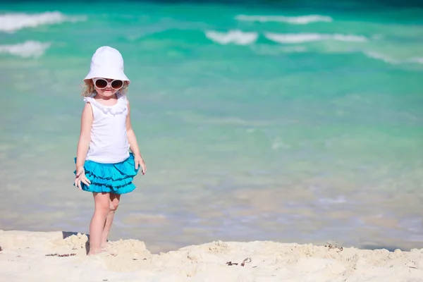 Adorable petite fille à la plage — Photo
