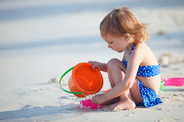 在海滩上的可爱小女孩 — 图库照片