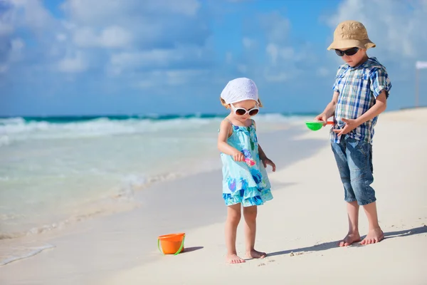 Duas crianças na praia — Fotografia de Stock