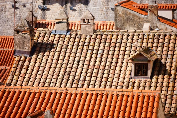 Close-up de telhado vermelho e telhas — Fotografia de Stock