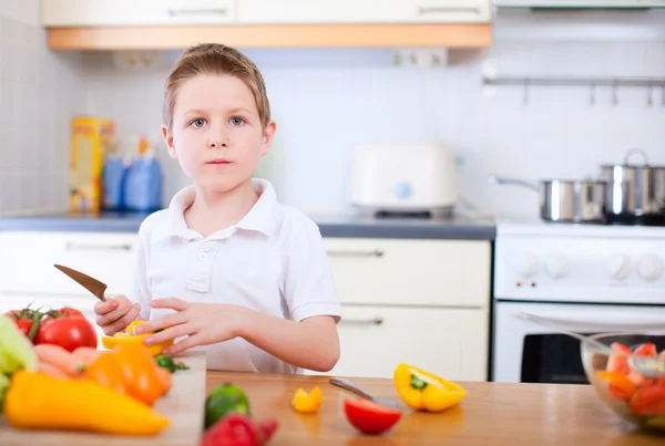 台所で助ける小さな男の子 — ストック写真