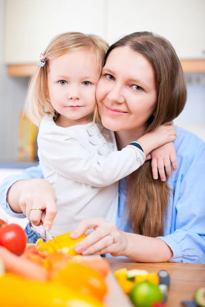 Anne ve kızı mutfakta — Stok fotoğraf