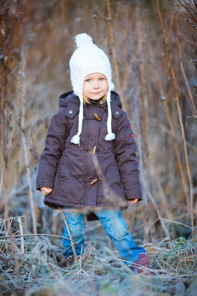 冬の日に屋外で小さな女の子 — ストック写真