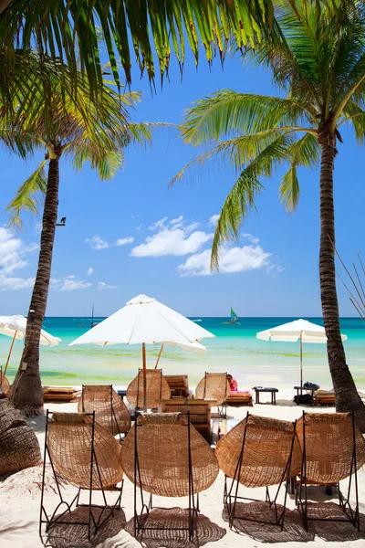 Houten strandstoelen op exotische strand — Stockfoto
