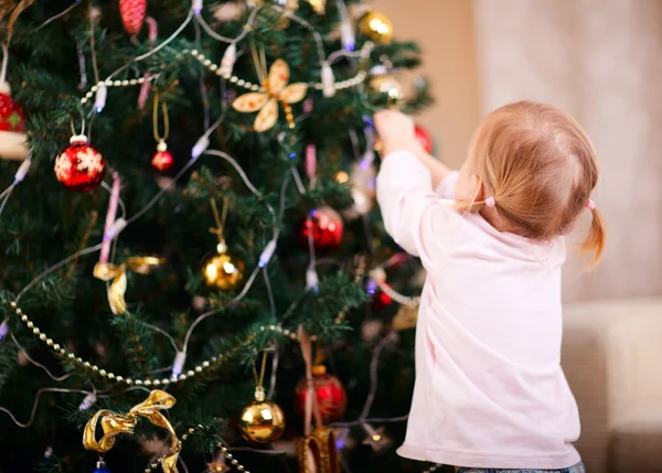 Bambina decorazione albero di Natale — Foto Stock