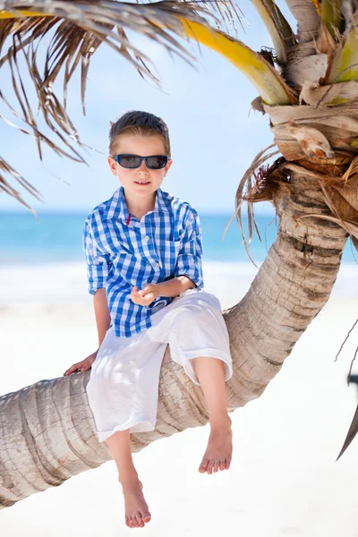 Мальчик сидит на ладони — стоковое фото