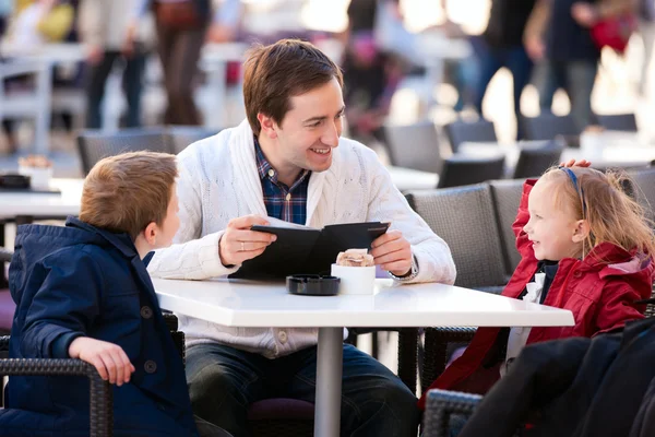 Família no café ao ar livre — Fotografia de Stock