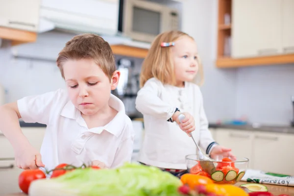 Dos niños haciendo ensalada —  Fotos de Stock