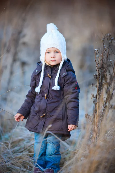 Little girl outdoors on winter day — Stock Photo, Image
