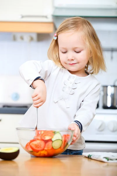Αξιολάτρευτο κοριτσάκι, βοηθώντας στην κουζίνα — Φωτογραφία Αρχείου