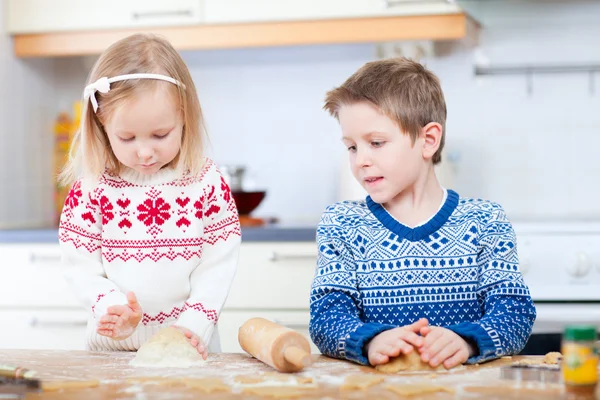 Barnen baka cookies — Stockfoto