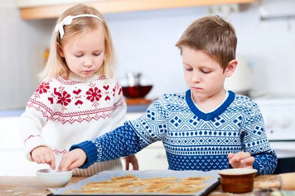 Barnen baka cookies — Stockfoto