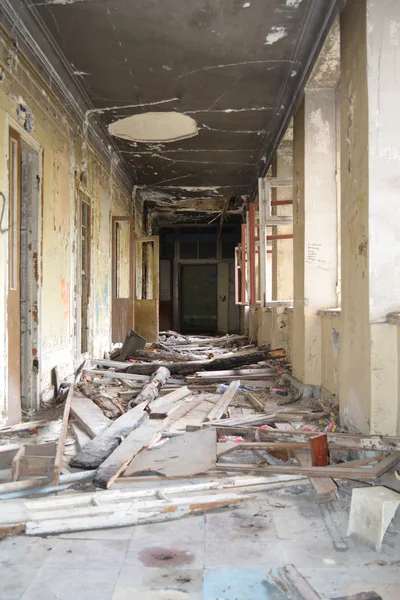 Ruínas. Interior destruído velho — Fotografia de Stock