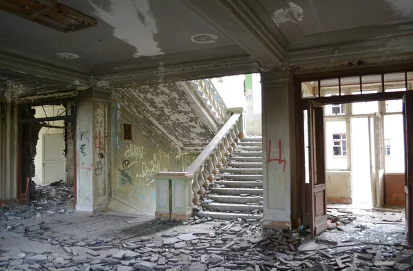 Ruínas. Interior destruído velho — Fotografia de Stock