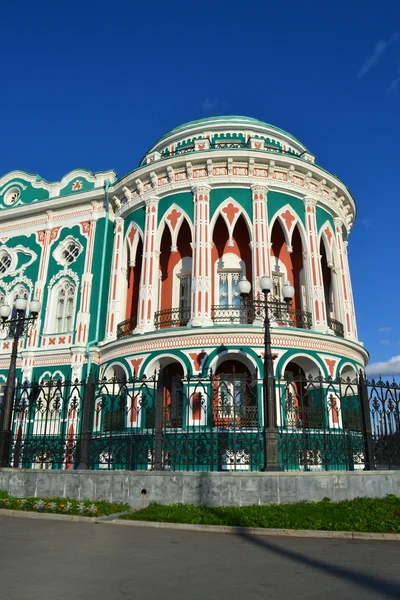 Krásná historická budova v Jekatěrinburgu, Rusko — Stock fotografie