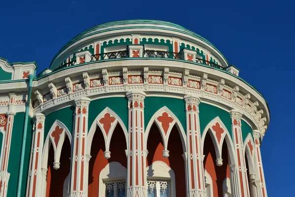 Красивое историческое здание в Екатеринбурге, Россия — стоковое фото