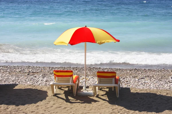 Chaises de plage et parasol — Photo