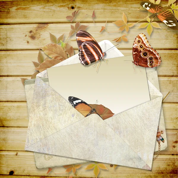 Fundo de madeira com borboletas e envelope com espaço para texto ou fot — Fotografia de Stock