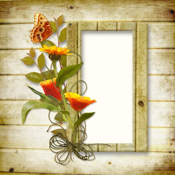 Fond en bois avec un cadre pour une photo et un bouquet — Photo