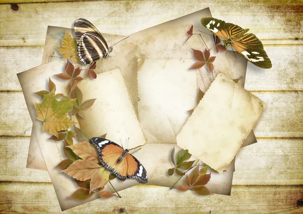 Fondo de papel vintage con tarjeta antigua y mariposas — Foto de Stock
