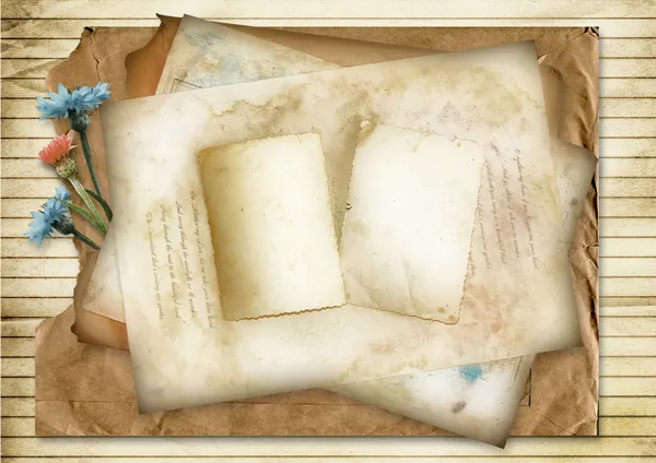 Старовинний папір зі старими літерами та листівками — стокове фото