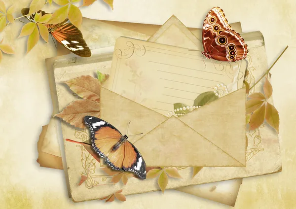 Fondo de papel vintage con mariposas y sobre — Foto de Stock
