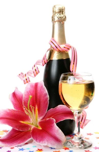 Вино и розовые лилии — стоковое фото