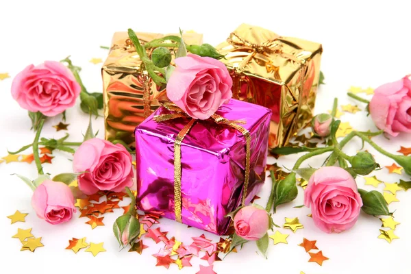 Pink roses and gift — Stock Photo, Image