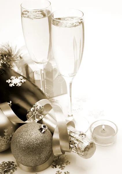 Вино и новогодние украшения — стоковое фото