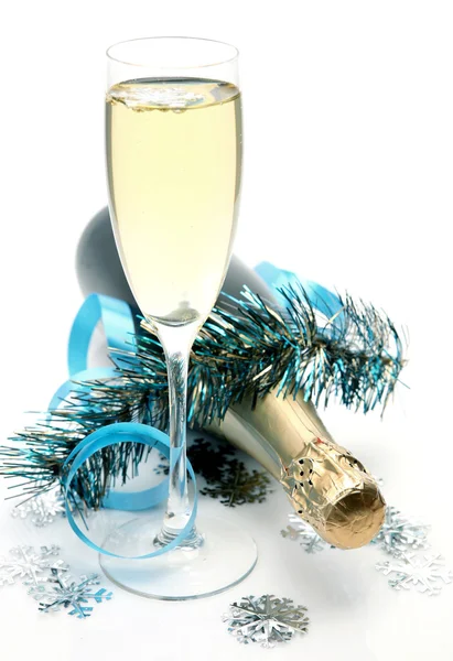 Вино и новогодние украшения — стоковое фото