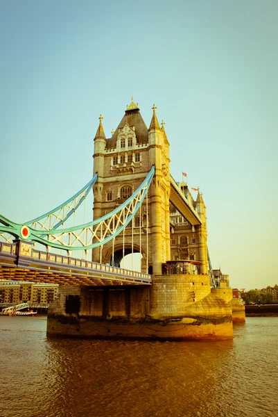 Rocznika londyńskiej wieży most pocztówka — Zdjęcie stockowe