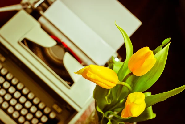 Carte postale rétro avec machine à écrire et tulipes — Photo