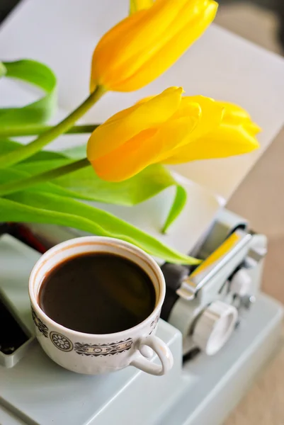 Tulpen, Kaffee und alte Schreibmaschine — Stockfoto