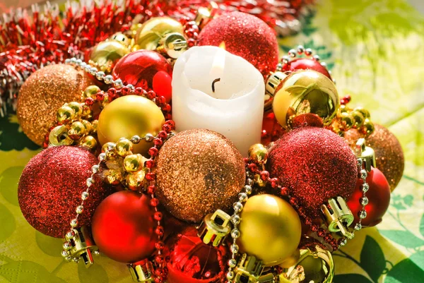 Boules de Noël et bougie — Photo