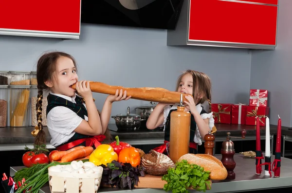 在厨房里的两个小女孩 — 图库照片