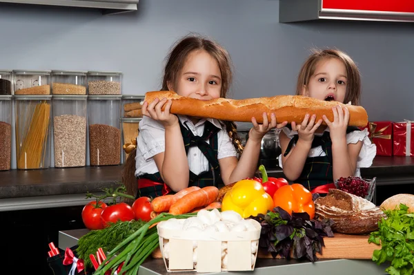 Дві маленькі дівчинки на кухні — стокове фото