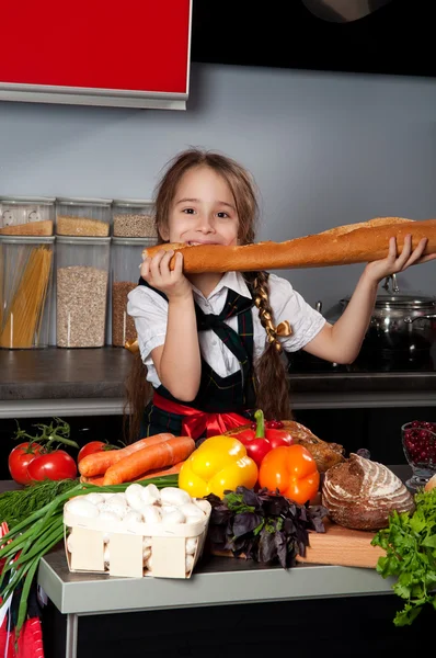 Het kleine meisje in de keuken — Stockfoto